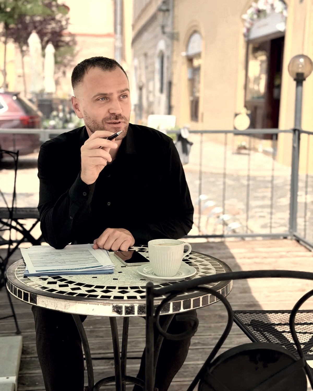 Vadym při konzultaci nad podklady u kávy