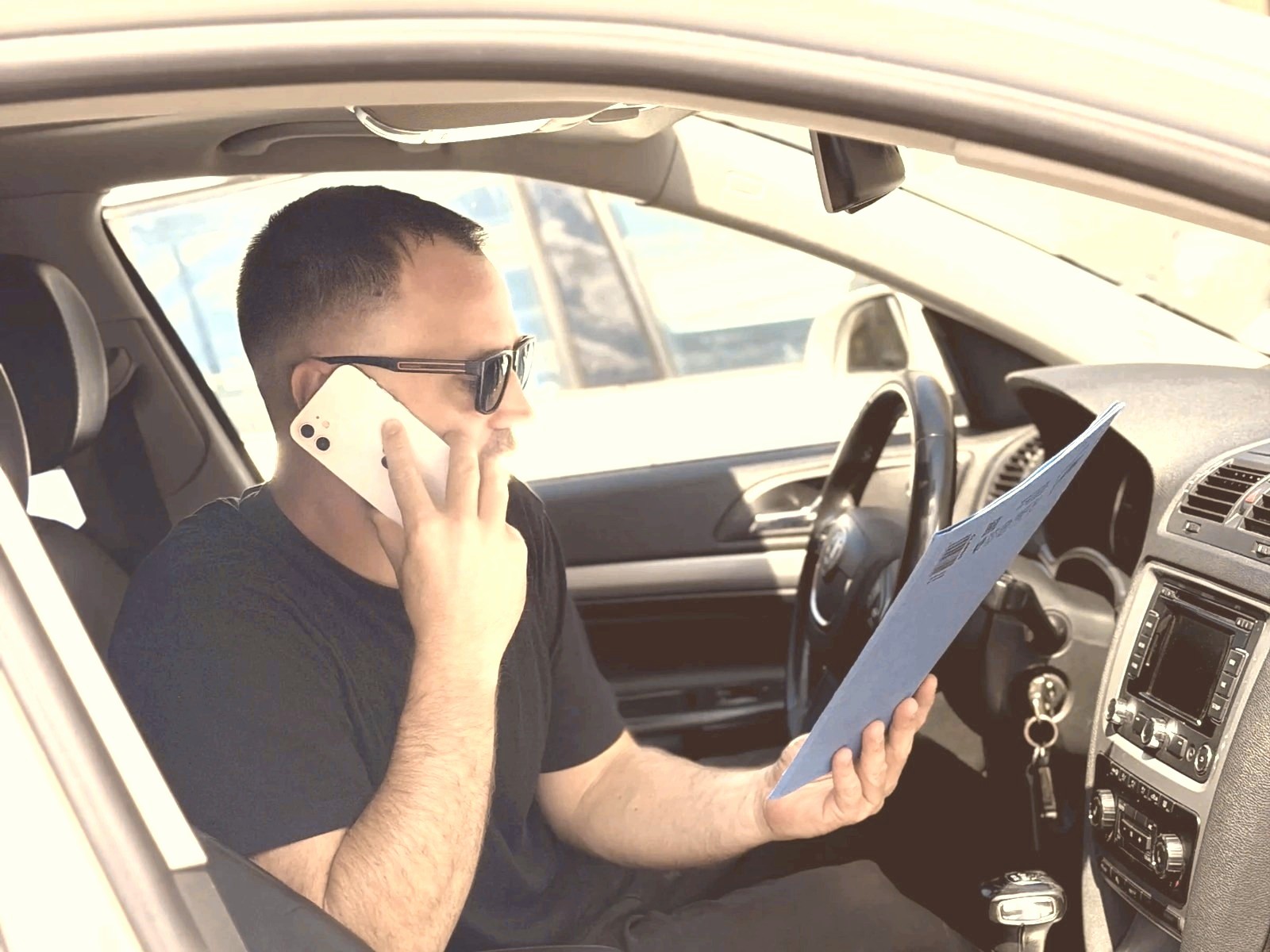 Vadym při telefonickém jednání v autě